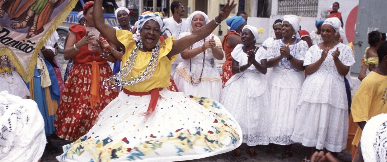 Femmes en tenues traditionnelles baianas dansant la Samba de Roda à Bahia