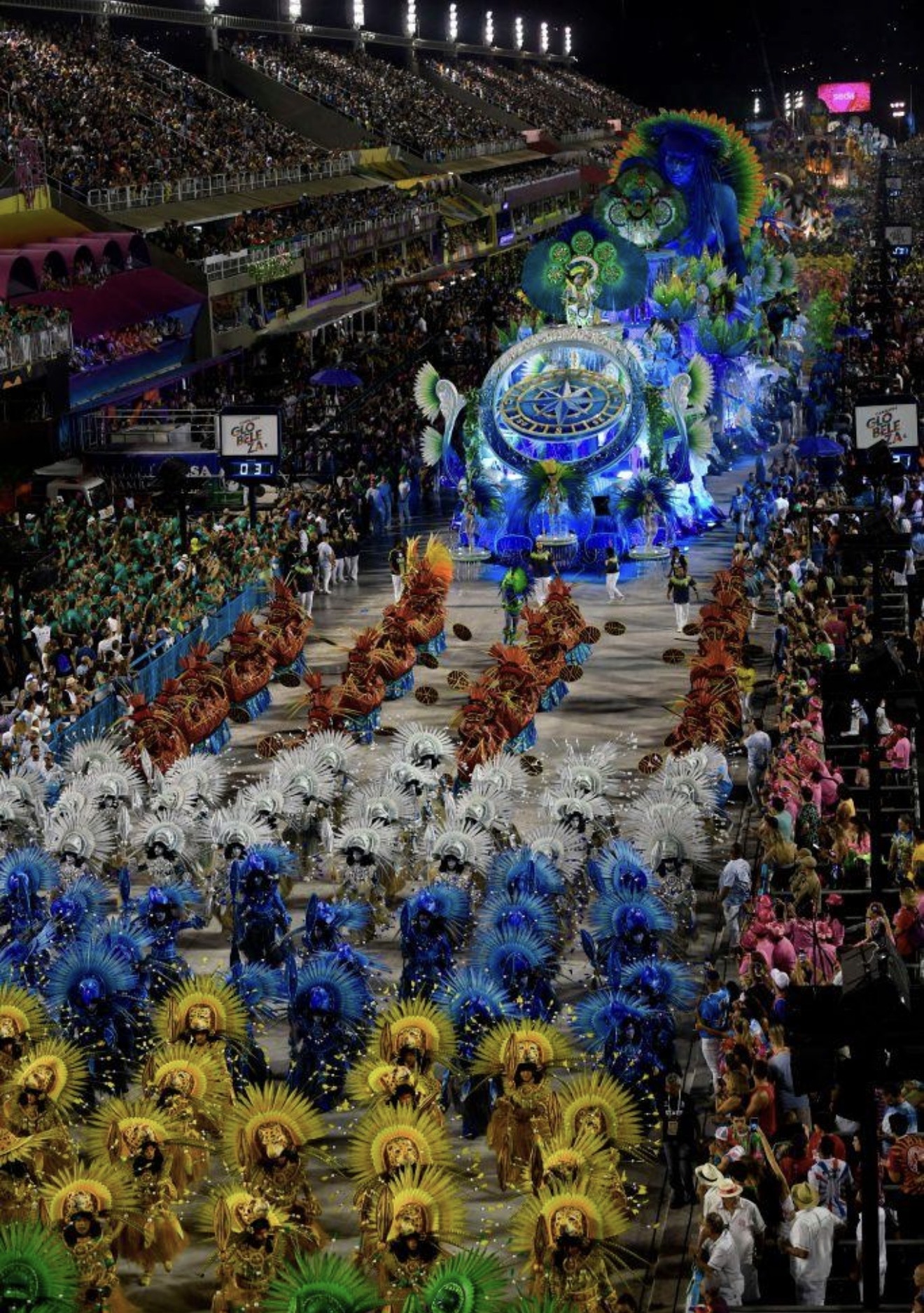Défilé féérique des écoles de samba avec chars illuminés et danseurs au Sambódromo de Rio