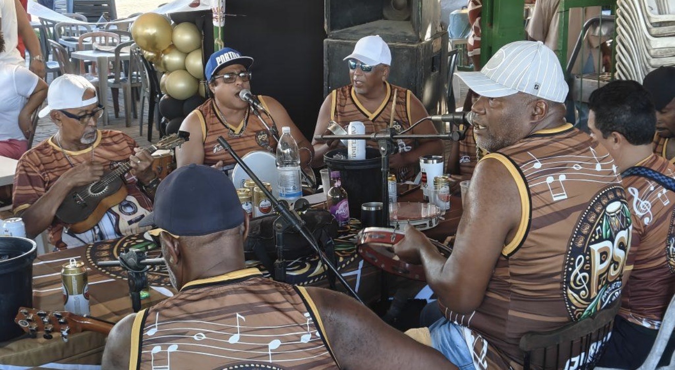 Musiciens jouant des percussions traditionnelles lors d'une session de pagode à Rio