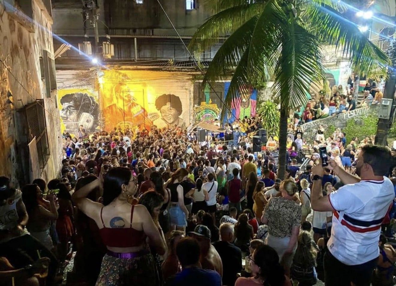 Foule réunie à Pedra do Sal dans le centre historique de Rio de Janeiro pour une roda de samba sous les palmiers