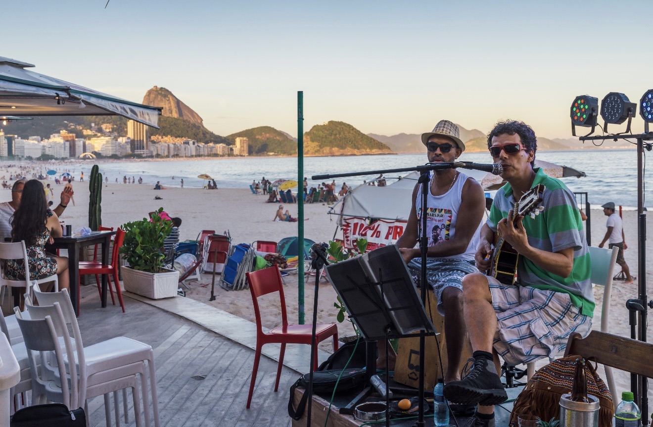 Musiciens jouant de la samba en direct dans un kiosque de bord de plage à Copacabana