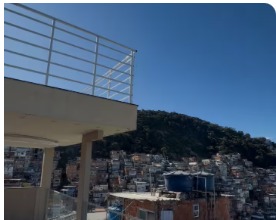 Balcon de l'appartement PPG avec vue sur le quartier