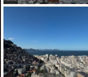 Vue panoramique depuis les hauteurs de Pavão-Pavãozinho (PPG), toits de la favela au premier plan et baie de Guanabara en arrière-plan