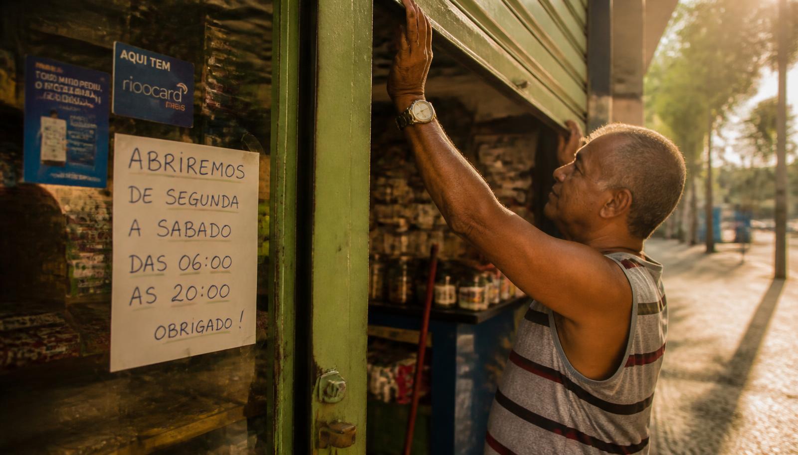 Kiosque banca ouvert tôt le matin dans une rue de Rio de Janeiro