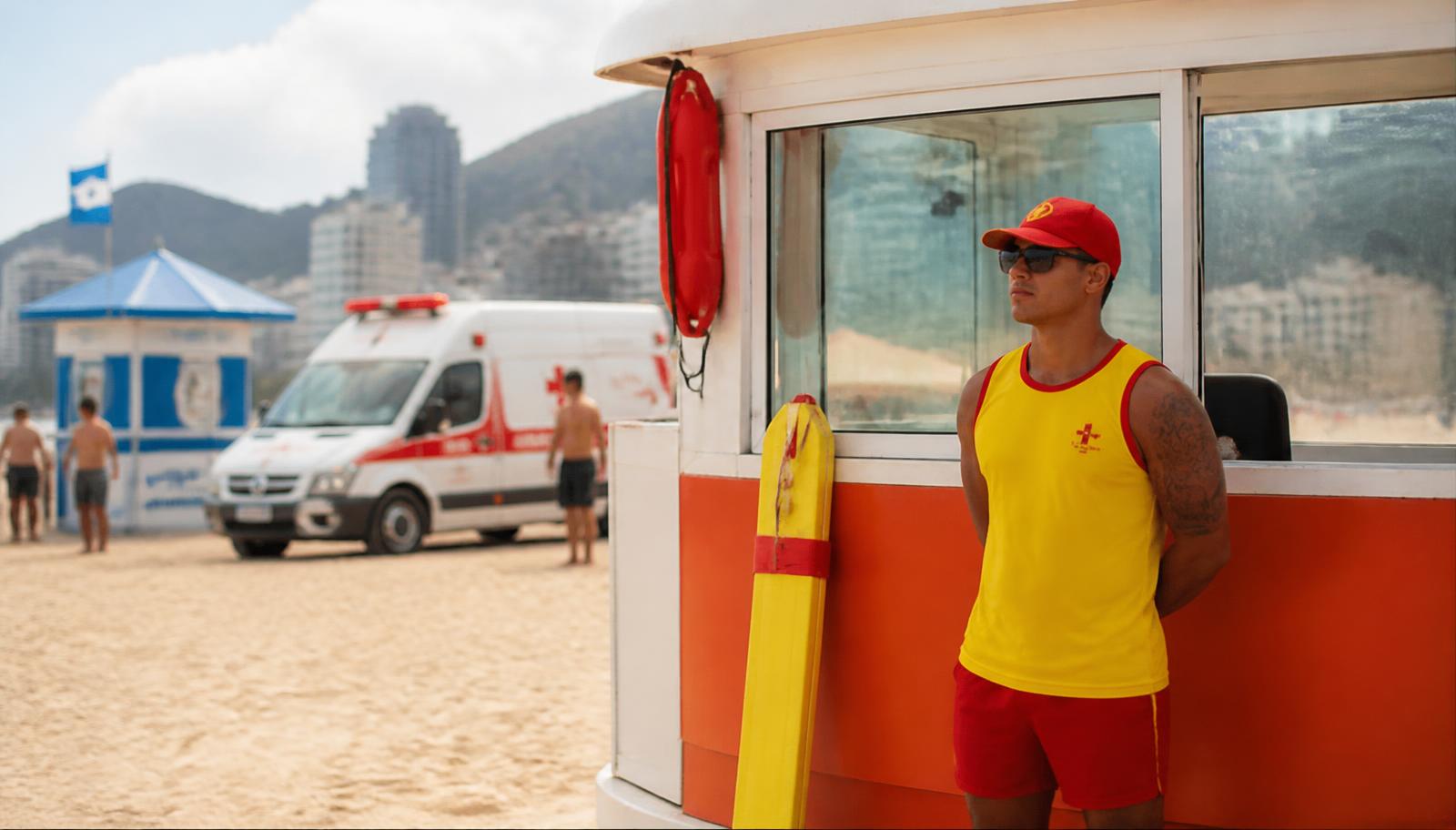 Poste de secours et ambulance sur la plage de Copacabana à Rio
