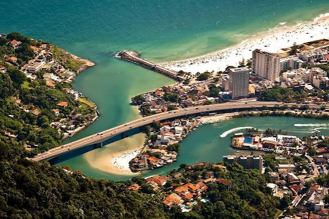 Longue plage de Barra da Tijuca bordée de tours modernes, Rio de Janeiro