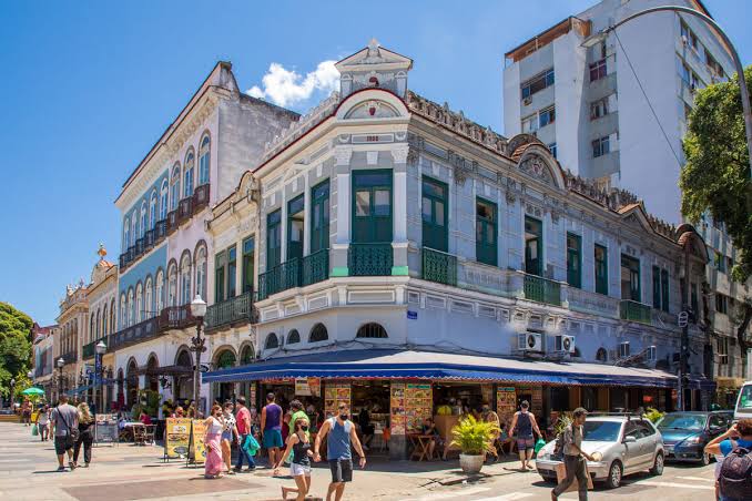 Rue animée du quartier de Catete avec ses immeubles Art déco, Rio de Janeiro