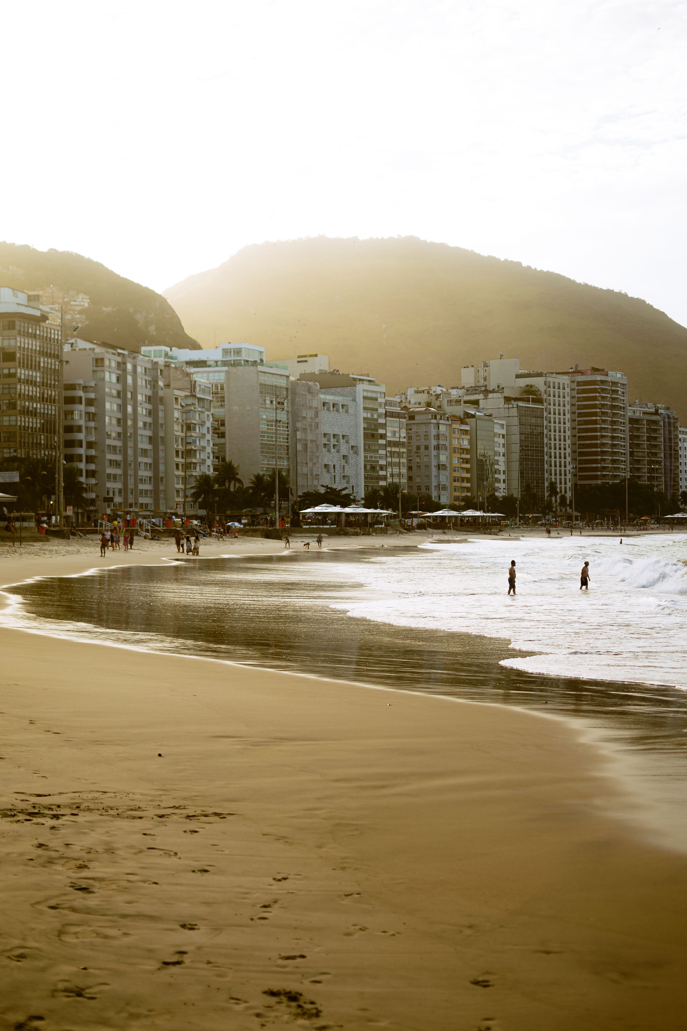 La calçada en mosaïque de Copacabana au petit matin