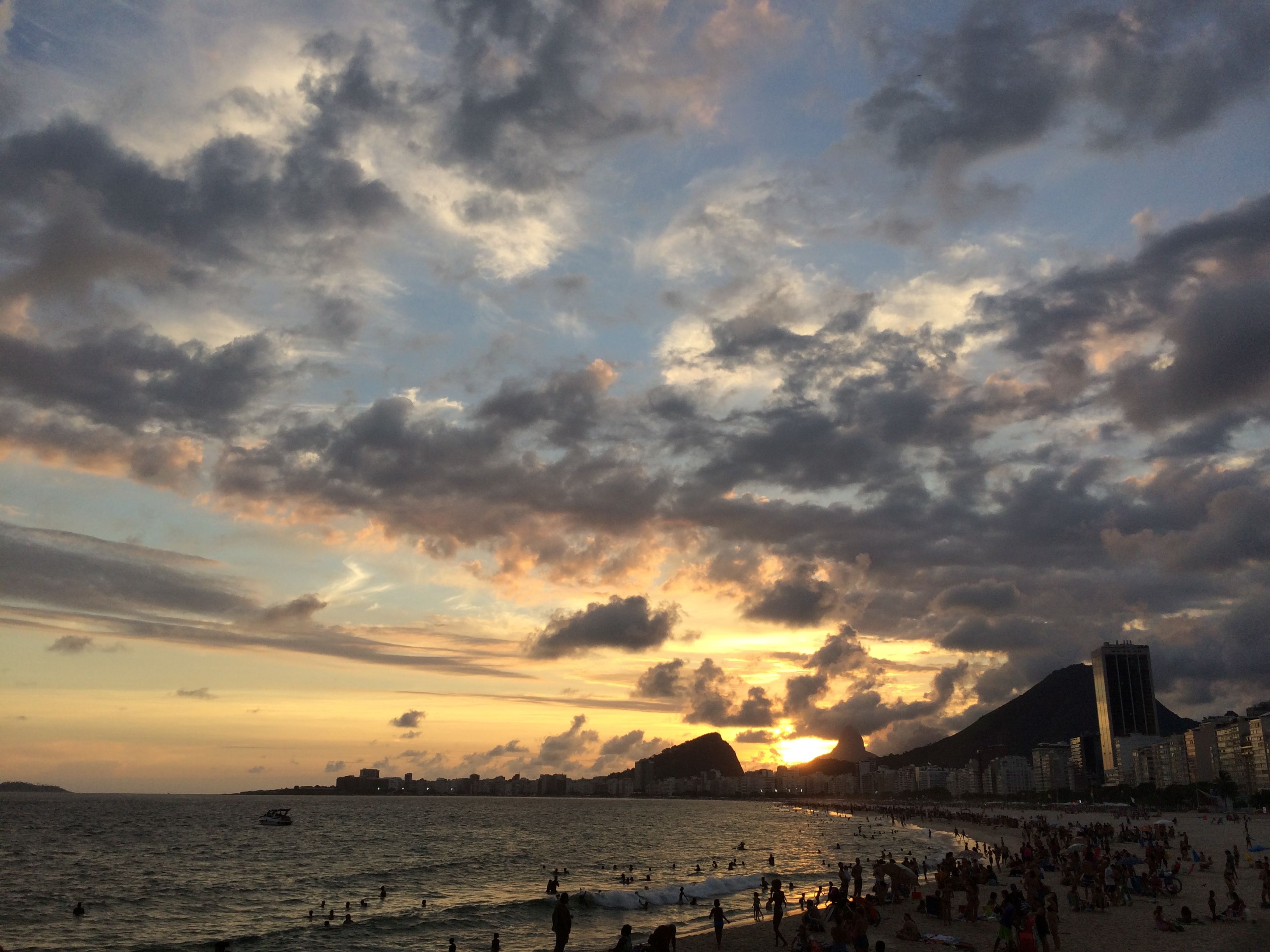 Vue aérienne de la plage de Copacabana avec sa promenade en vagues, Rio de Janeiro