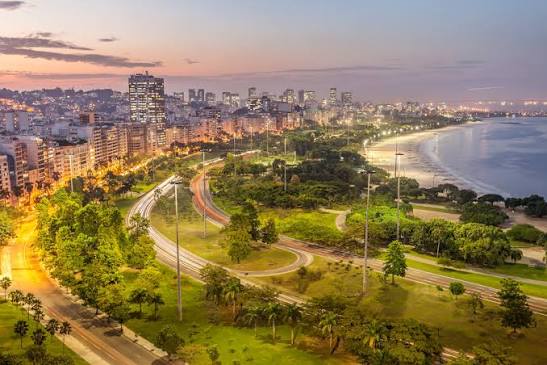 Parc de l'Aterro do Flamengo avec vue sur la baie de Guanabara et le Pain de Sucre, Rio de Janeiro