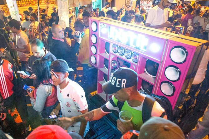 Ambiance survoltée lors d'un baile funk à Rio de Janeiro avec des lumières et une foule en liesse