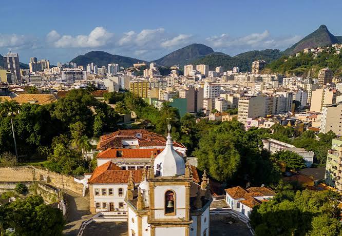 Église Nossa Senhora da Glória do Outeiro dominant la baie de Guanabara, Rio de Janeiro