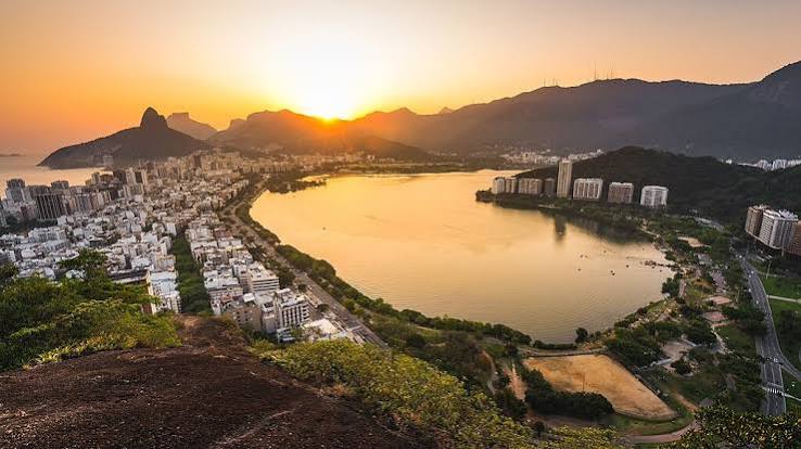 Lagune Rodrigo de Freitas au coucher du soleil avec vue sur le Corcovado, Rio de Janeiro