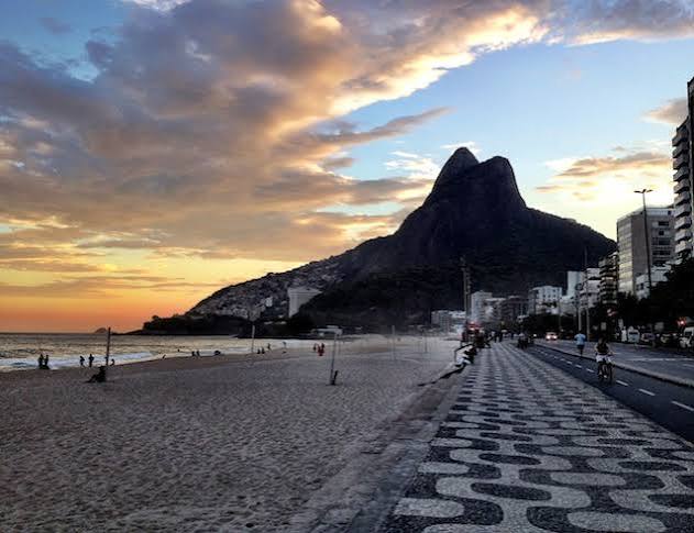 Plage de Leblon avec la Pedra da Gávea en arrière-plan