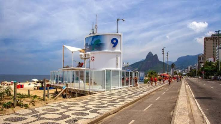 Le Posto 9 sur la plage d'Ipanema à Rio de Janeiro, tour blanche numérotée des sauveteurs servant de point de repère aux cariocas