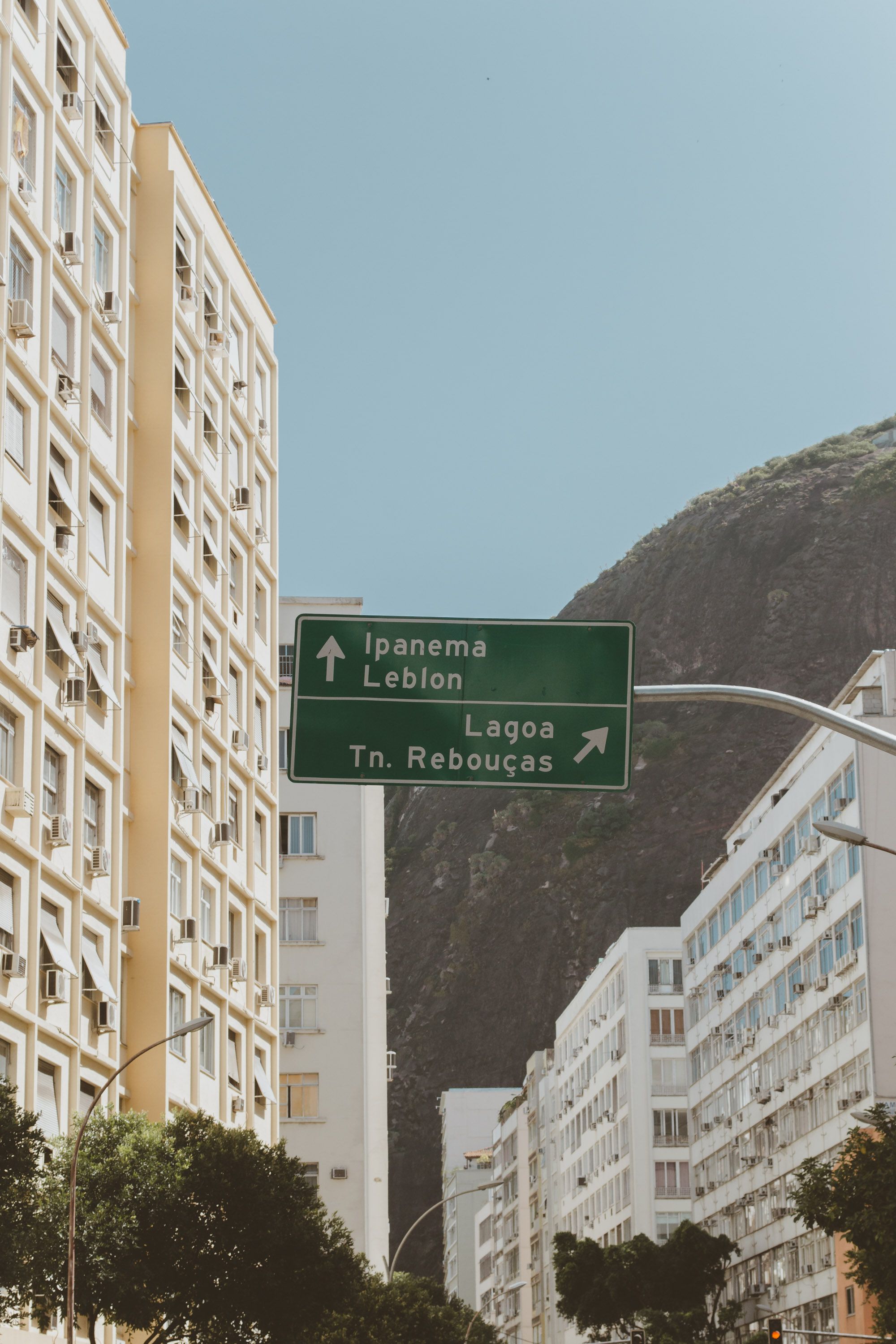 Front de mer de Leblon au coucher du soleil avec la Pedra da Gávea en arrière-plan, Rio de Janeiro
