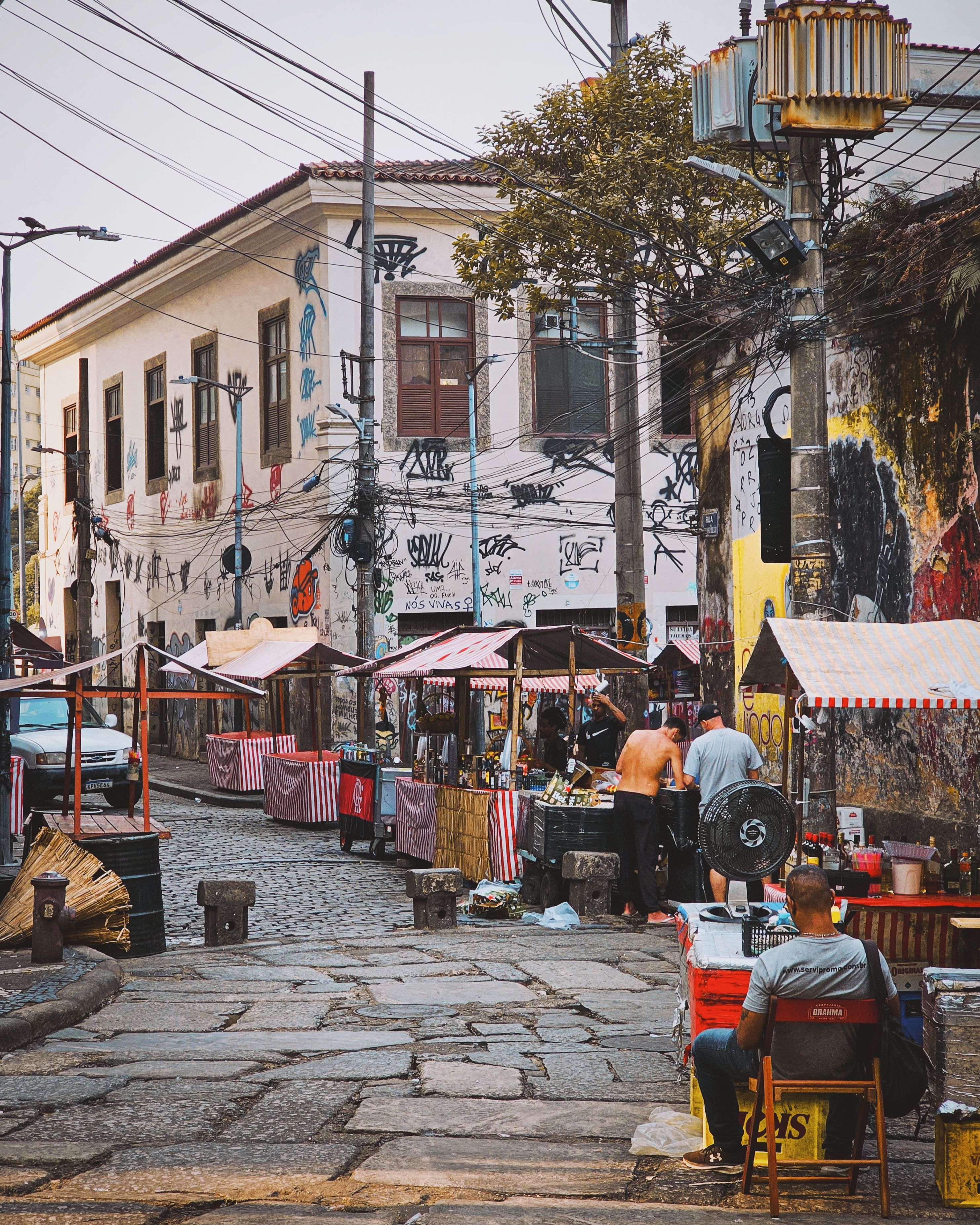 Ruelle pavée bordée de maisons coloniales colorées à Santa Teresa, Rio de Janeiro