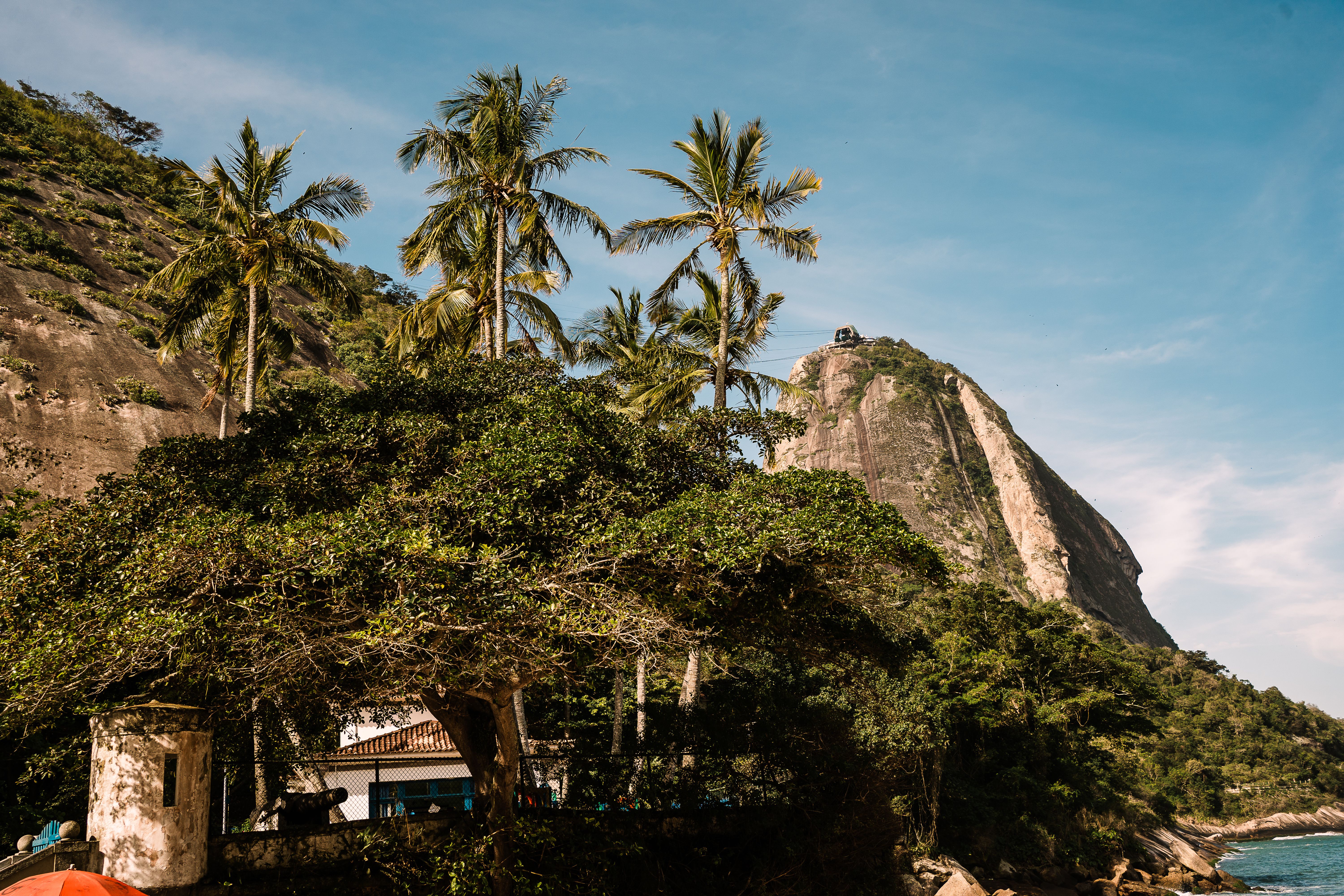 Front de mer d'Urca au coucher du soleil avec vue sur le Pain de Sucre, Rio de Janeiro
